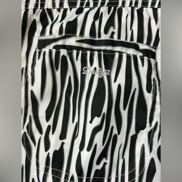 Daily Sports “A Swedish Story” Women’s Hybrid Golf Skirt Size 8 - Picture 6 of 10